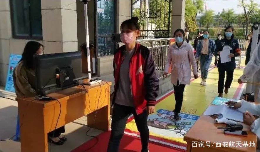 为了娃儿能上学再苦再累也要坚强,全国各地中小学复学