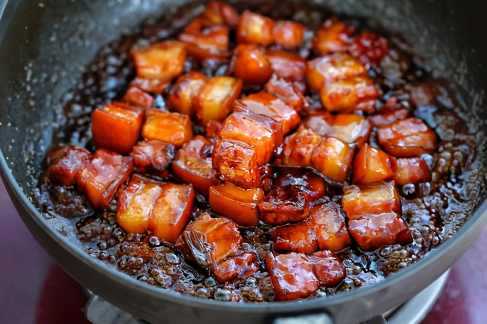 做红烧肉用白糖炒糖色还是冰糖好,炒糖色用白糖教程