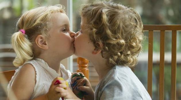 男孩在幼儿园午睡,发出“嗯哼”的声音,老师掀开被子后羞红脸,