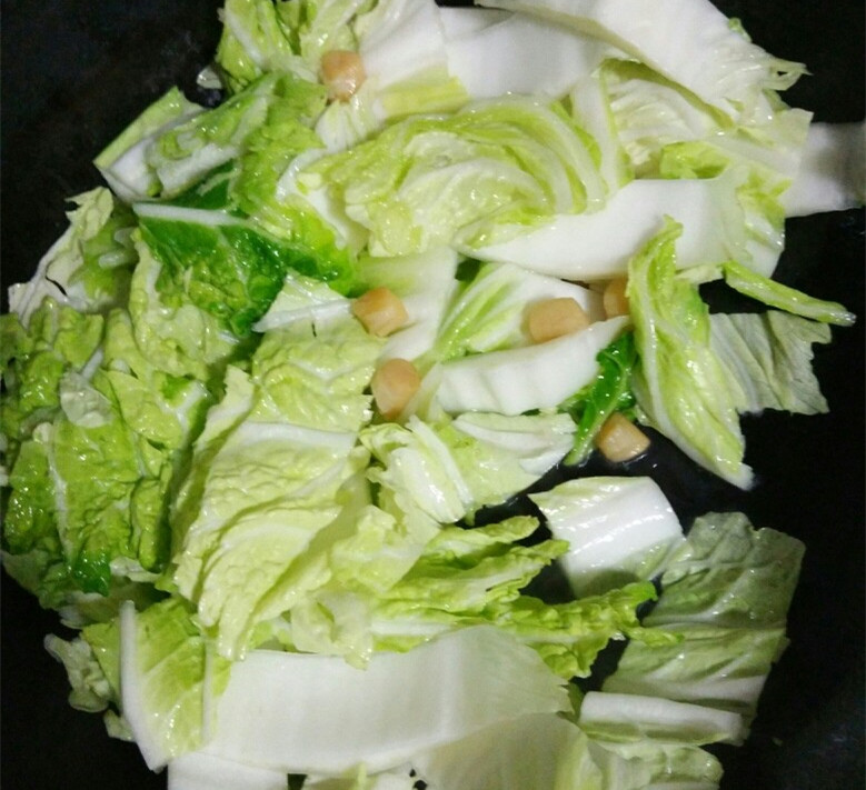 鱼胶干贝瘦肉白菜汤,干贝浓汤煮时蔬