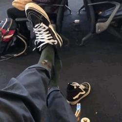 憋疯的外国网红在干嘛？玩尬舞、枕头挑战，还有裸体女友！