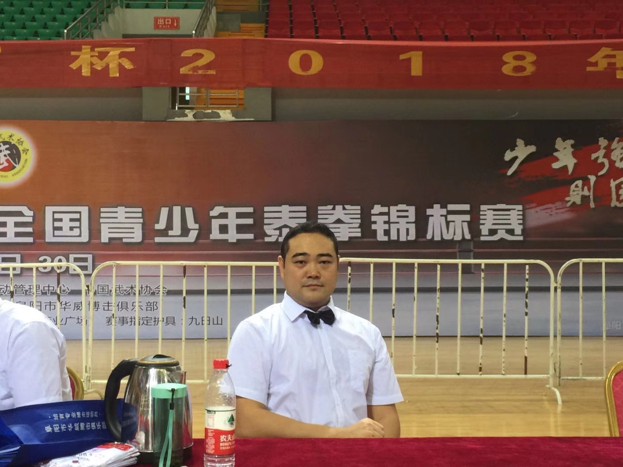 他出身格斗世家,心怀武侠梦,如今发起现代版武林大会