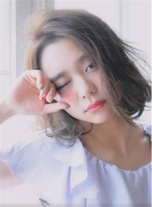 法式卷发中长发适合大妈,女士流行中波浪卷发型