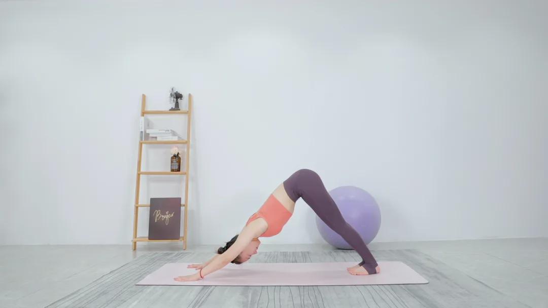 张钧甯素颜现身被*拍偷**！憔悴形象非常瘦，一双大长腿撑不满裤管