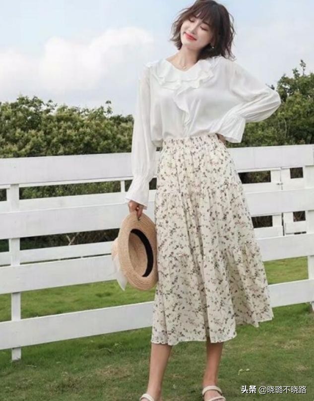 碎花裙怎么穿才不显老气,今年流行碎花裙怎么穿最好看
