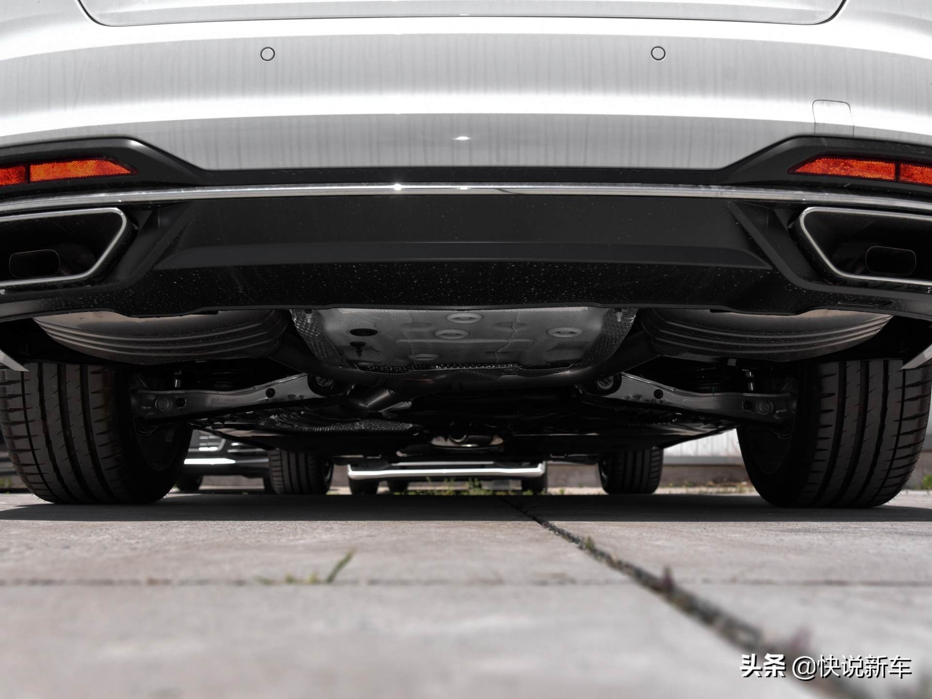 轴距2米82输出500马力43秒破百,轴距大于2.7米的轿车空间