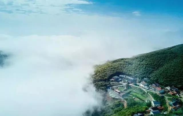 德清最高峰上的云端民宿，躺在离星空最近的床上