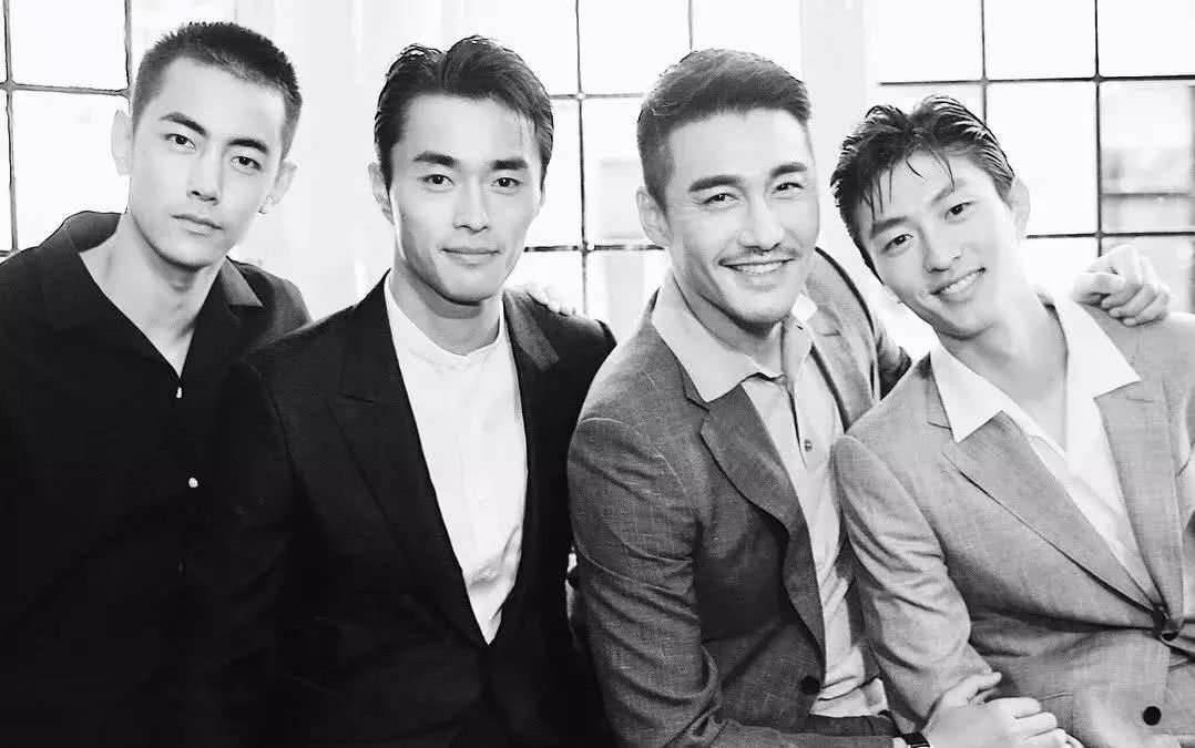 和胡兵一起走秀的中国男模,中国的男模胡兵和刘雯走秀