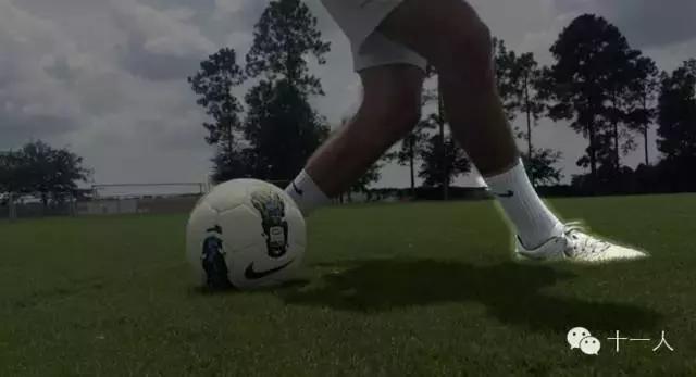 足球背身摆脱技巧教案,足球背身过人实用技巧