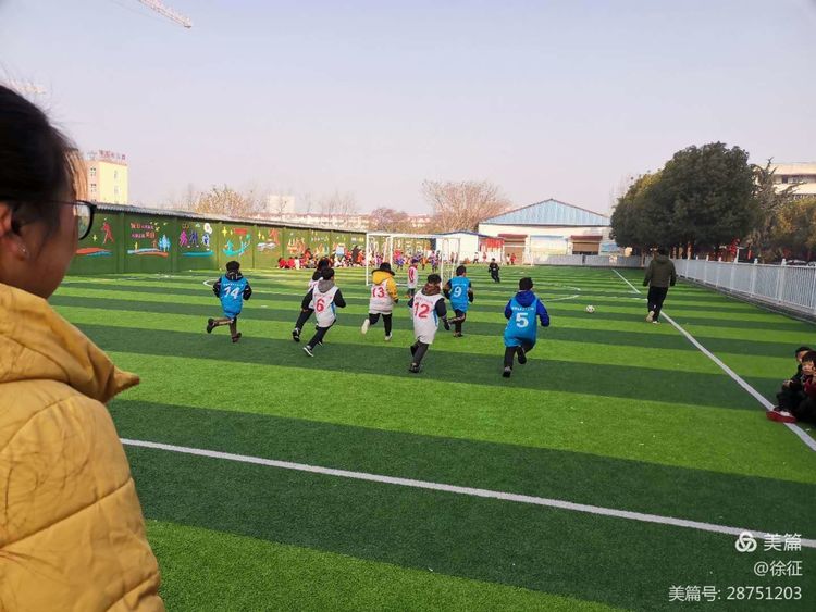 足球比赛小学足球联赛,足球少年展英姿