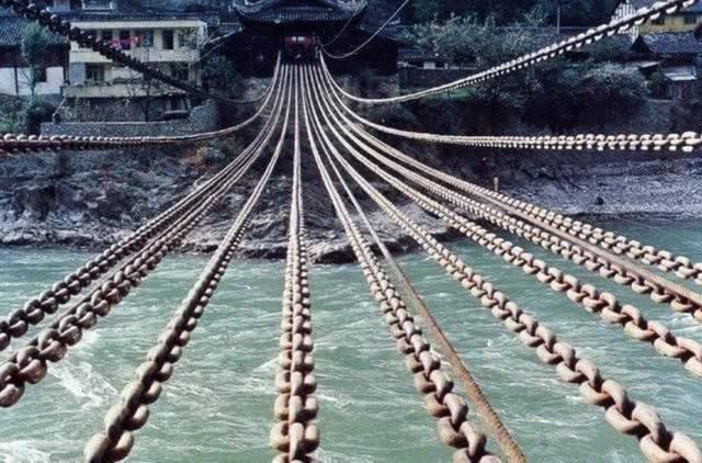 泸定桥上的铁索铁环是怎么悬空的,泸定桥上的大铁环是怎么修上去的