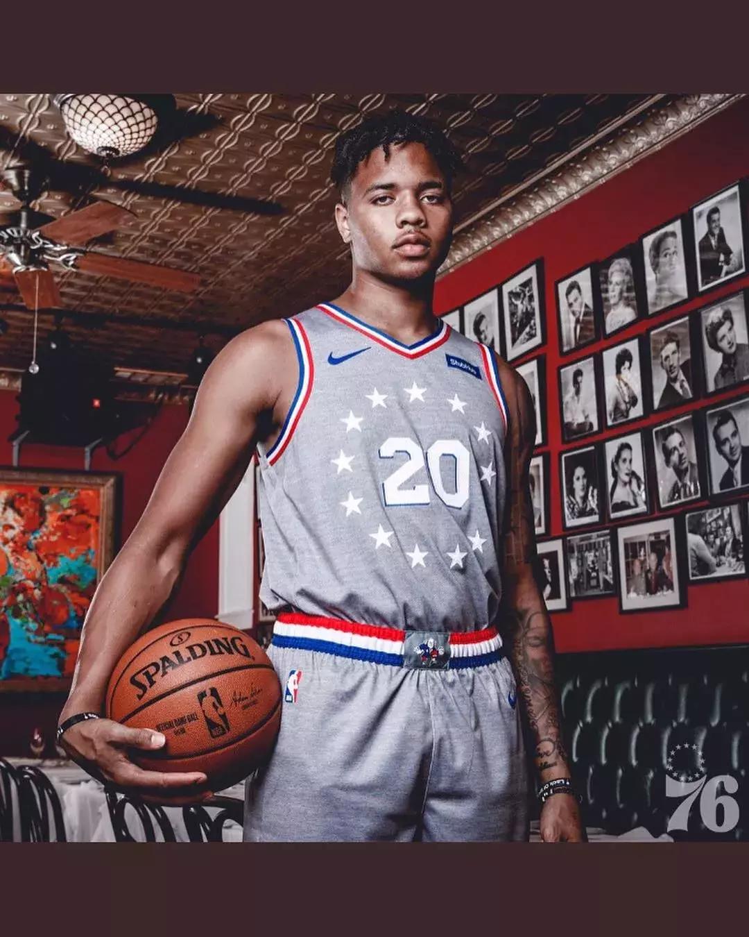 坐在观众席上看球赛篮球绝杀,坐在场边投篮