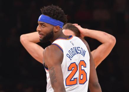 逗比!尼克斯两位2米1黑大汉替补席互掐大腿小乔丹熊二本尊无疑