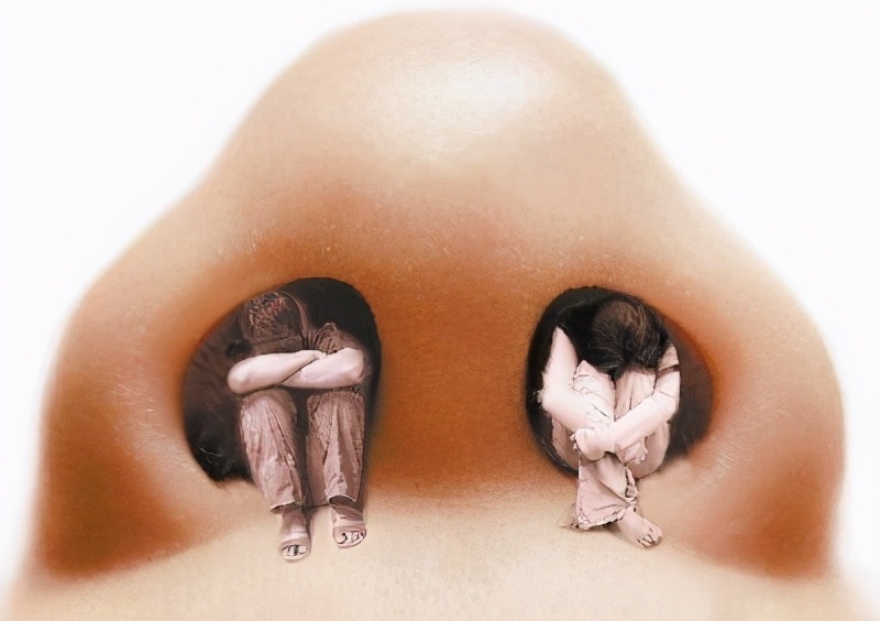 太危险男子独自爬野山被困悬崖,太惊险国外男子因安全帽躲过一劫