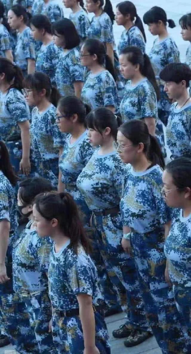 每日一笑：小黑和小白爱的死去活来，现在它们后悔了