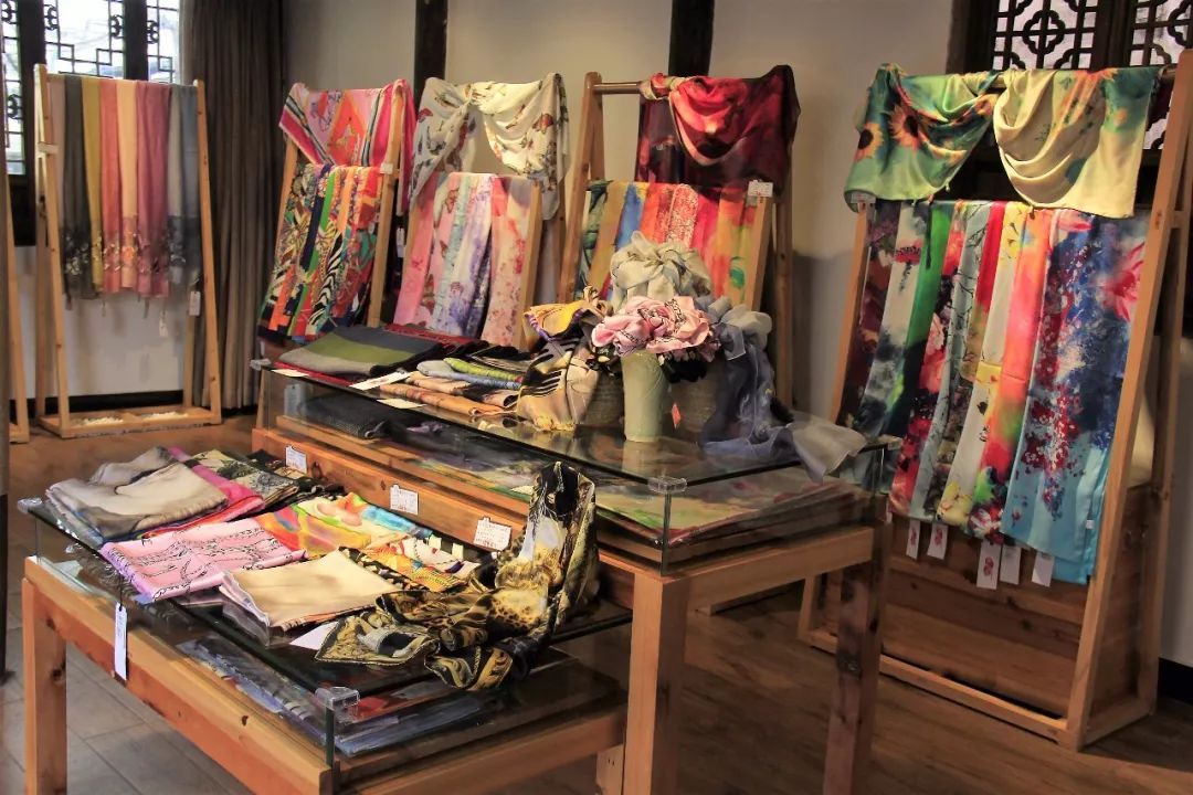 民间吉祥元素之“春蚕”的寓意及“丝绸”的文化价值