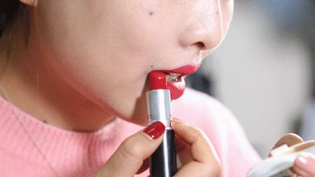 我们试了200只闲置口红,居然叠加出了各种绝版色号!