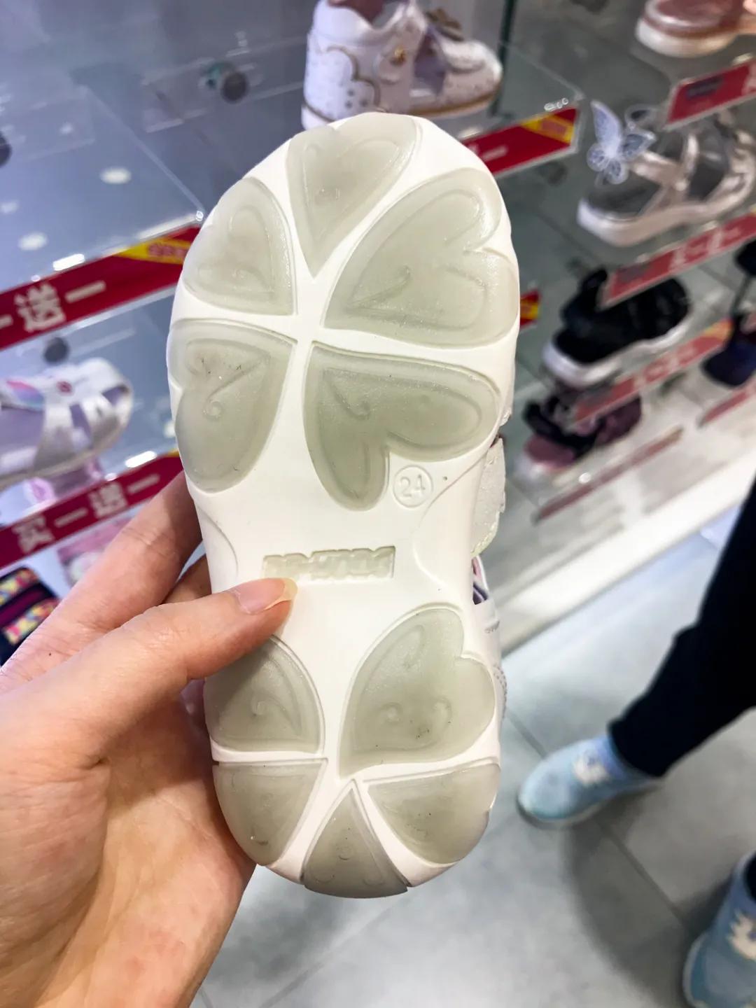 儿童哪一款凉鞋最好,哪个牌子的儿童凉鞋好穿推荐