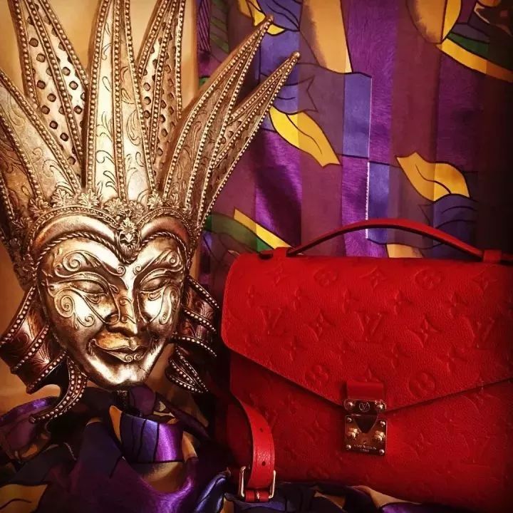 chanel和ysl包哪个好,chanel邮差大号