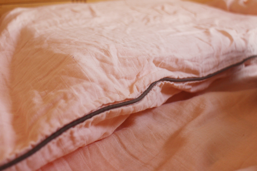 家有爱出汗的宝宝，造作双层纱织四件套透气+舒适，安睡整晚