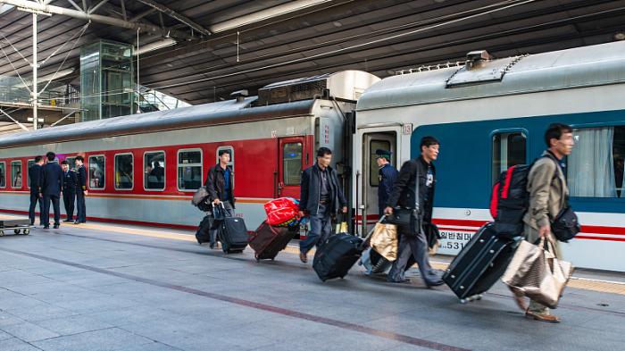一趟国际列车，靠在北京站，朝鲜乘务员带货忙