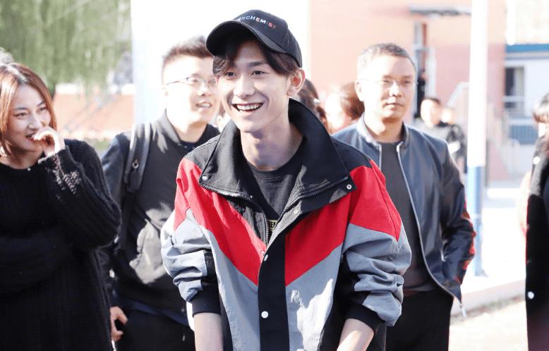 张一山开车完整视频,张一山开跑车视频