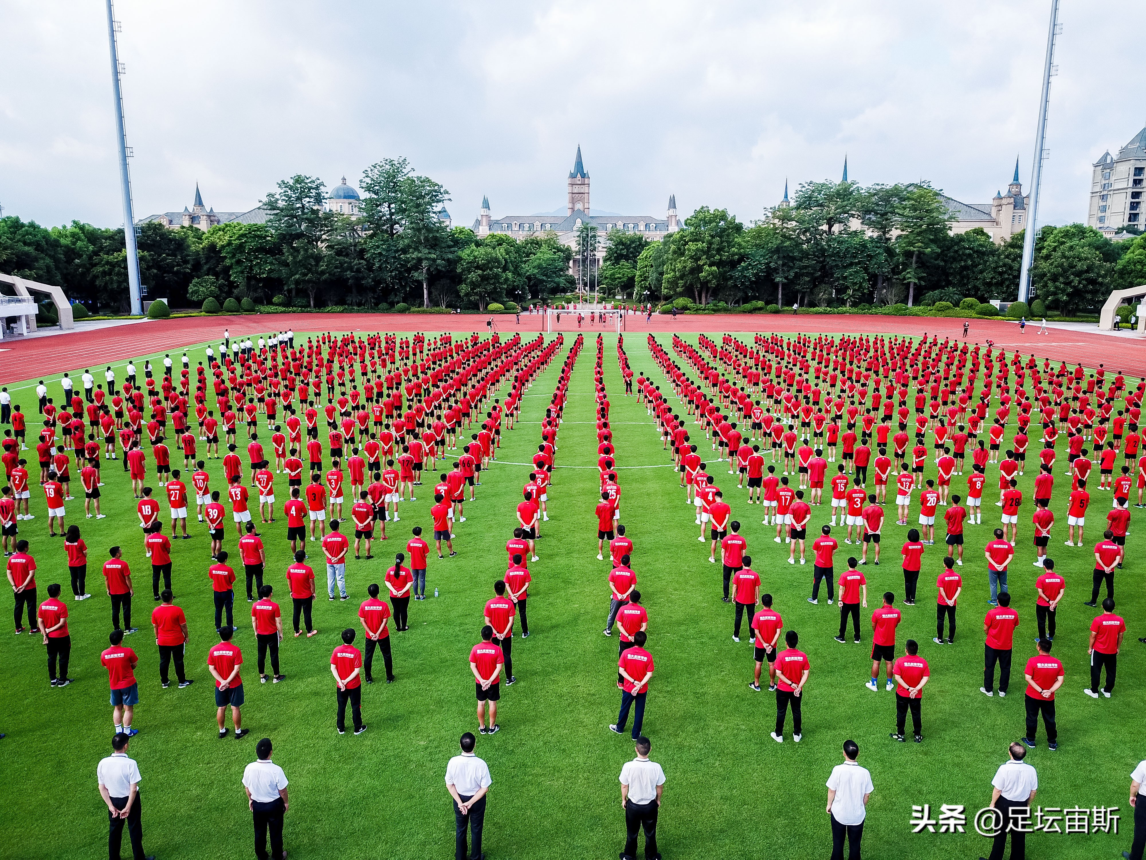 恒大足校崛起藏玄机,学生可享受C罗酷爱的水疗获刘翔式治疗保障