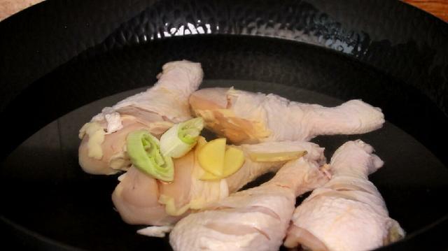 炖肉时上面的浮沫要不要盛出扔掉,炖肉时为什么要撇去浮沫