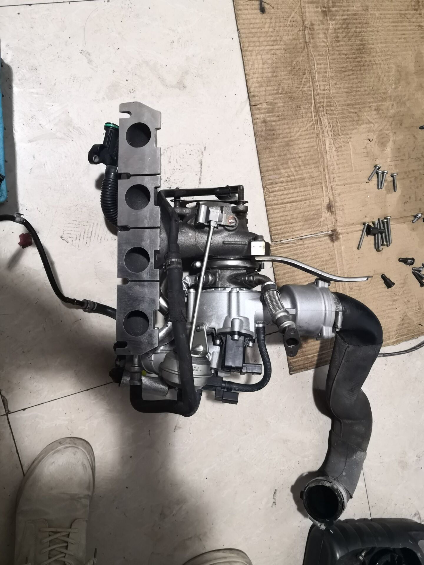 奥迪a4l严重烧机油怎么解决,奥迪a4l缸盖三通刚换过还是漏水