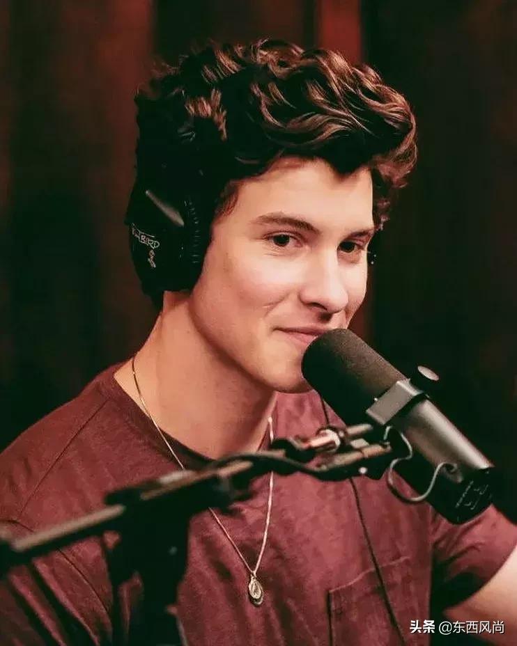 萌德确认了CK最新代言人的身份，网友呼吁裤子必须穿好！