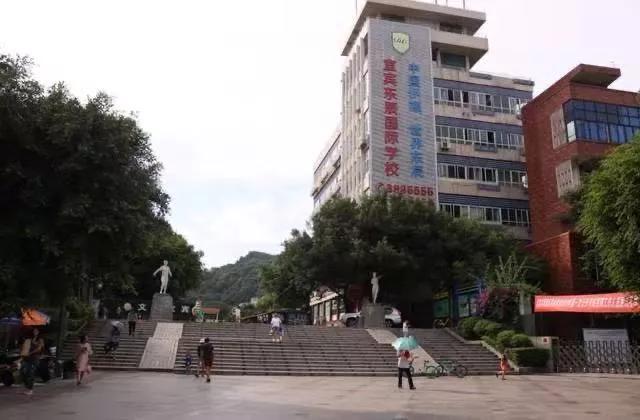 鍐嶈瀹滃鑿滃潩鏈哄満,鍥涘窛瀹滃鍐嶈