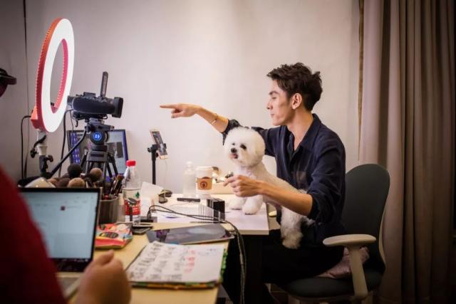 李佳琦直播翻车后凌晨发文道歉,李佳琦直播翻车事件引发的思考