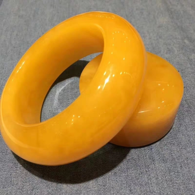 蜜蜡鸡油黄的好还是骨瓷白的好,天然鸡油黄蜜蜡是什么