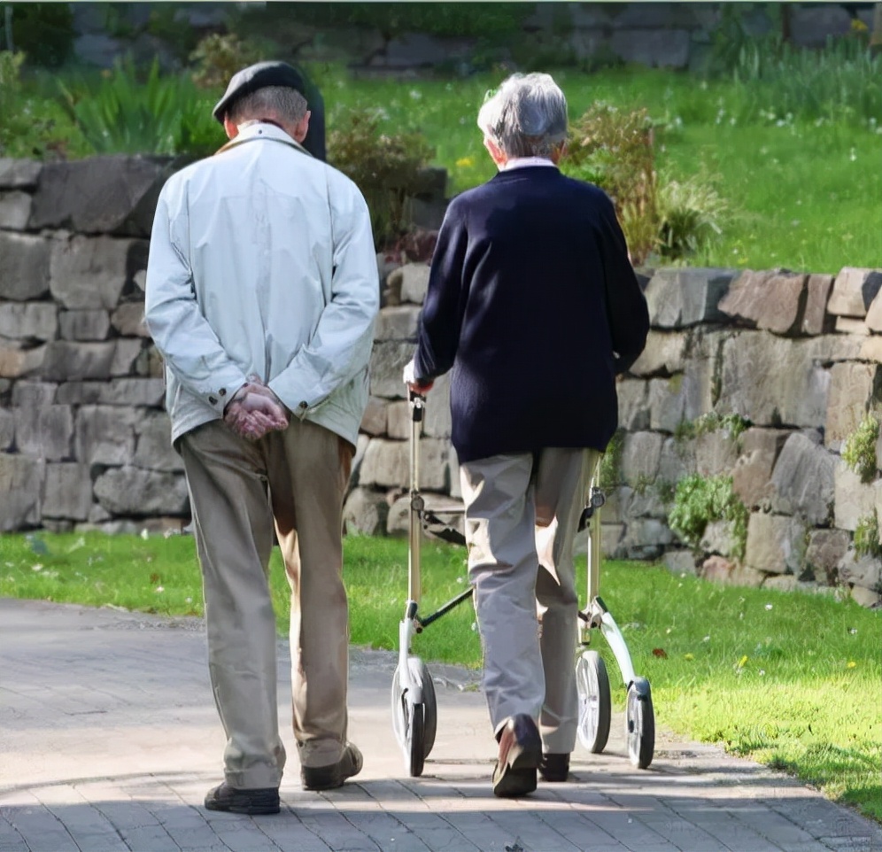 失能老人照护政策,怎样帮助卧床老人大小便