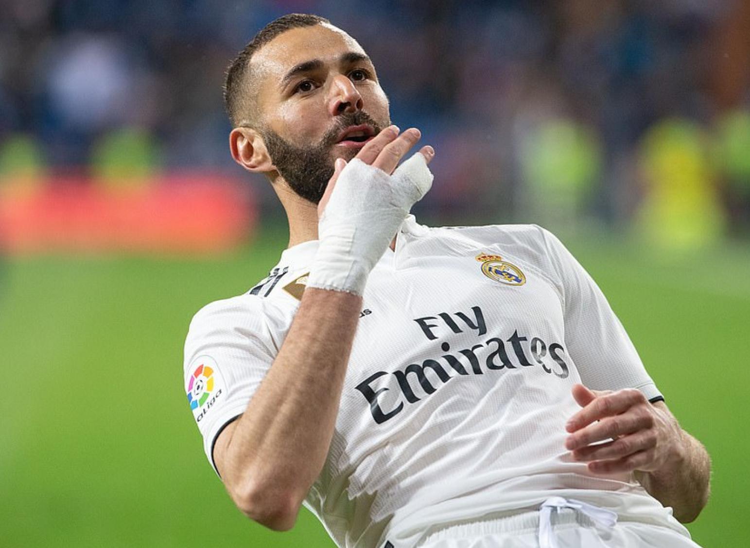 足坛现役十大中锋第一位莱万,442评选出了当今足坛10大右边锋