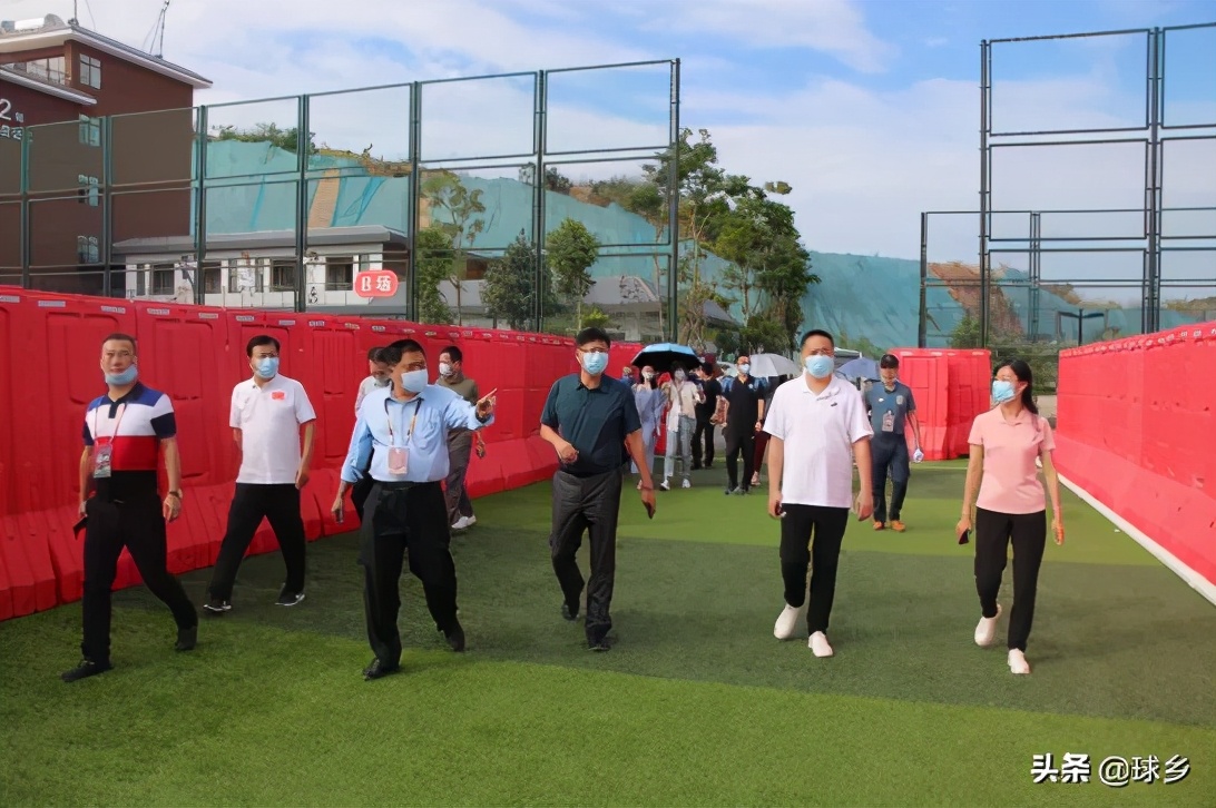 取经交流丨梅县区体育局和富力足球学校赴五华参观交流办赛经验