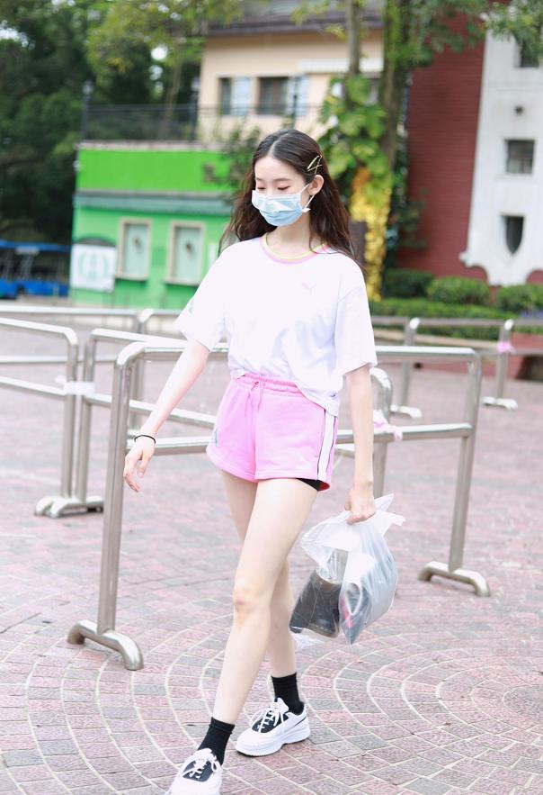 夏天穿AJ太捂脚?张艺凡带火了匡威“潮流穿法”,结果成00后最爱