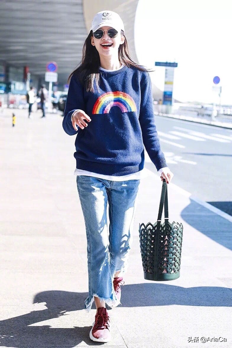 furla白色水桶包李沁同款,李沁高级感穿衣搭配