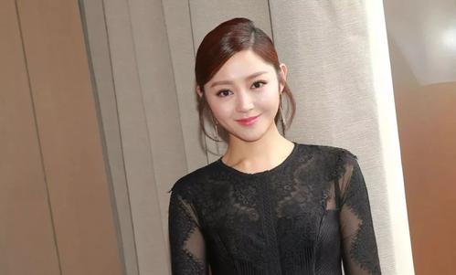 周冬雨易烊千玺各大颁奖盛典,周冬雨怎么变成双金影后