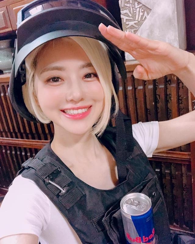 出生就很正的「母胎佳人」！还是个会打碟的球鞋收藏家