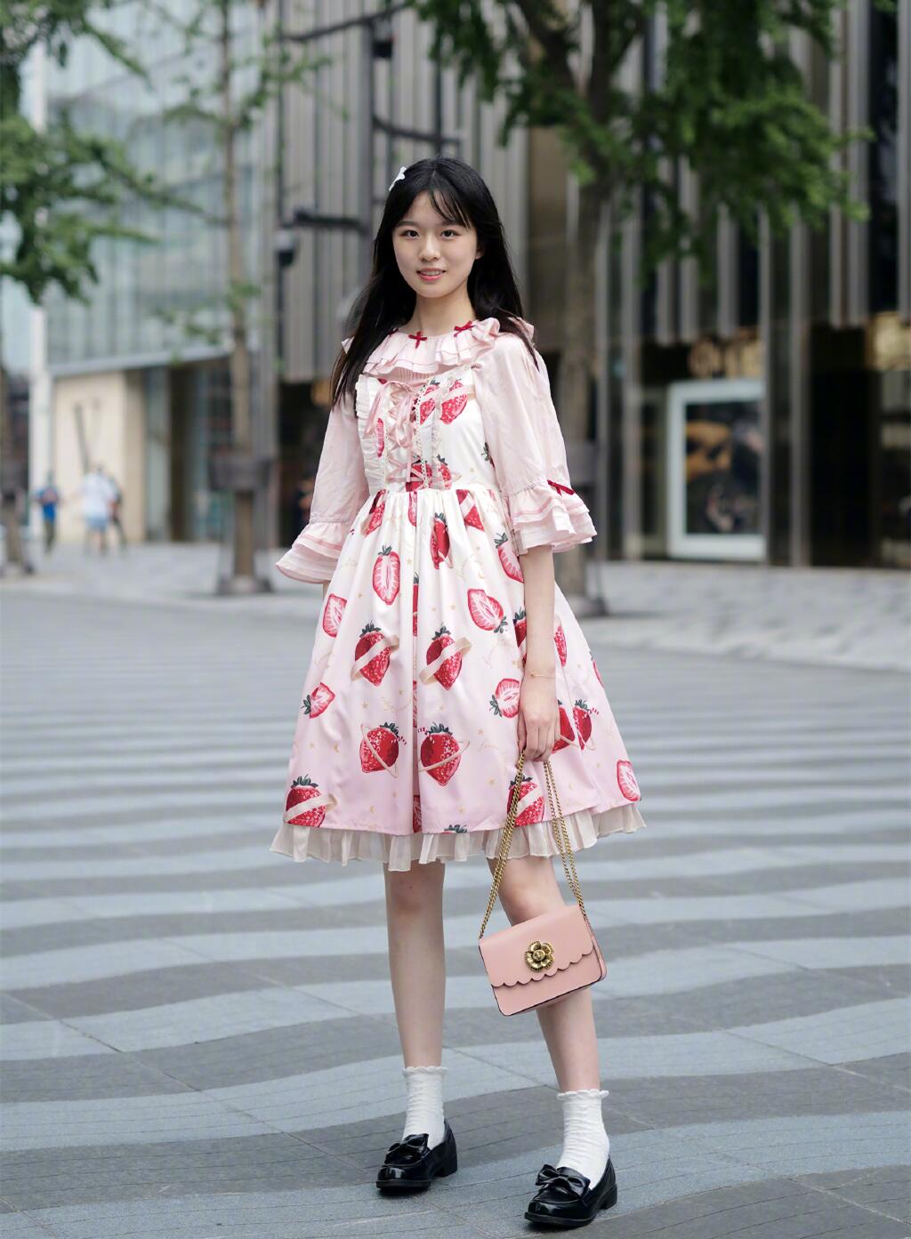 今年秋天最时髦的袜子穿法,穿袜子可以搭配的平底单鞋