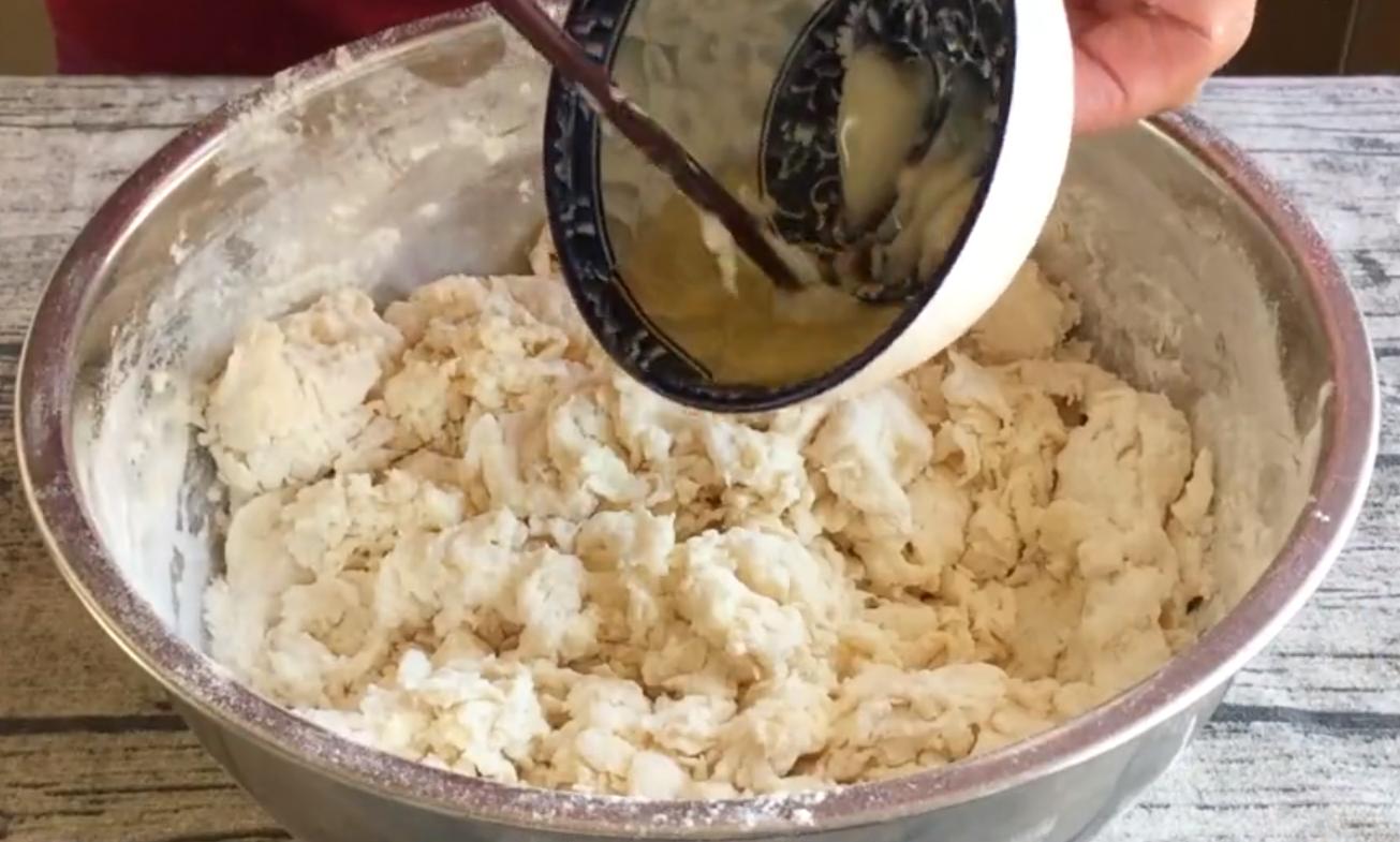 大厨教你一个简单的炸油条方法,油条师傅炸油条经验配方