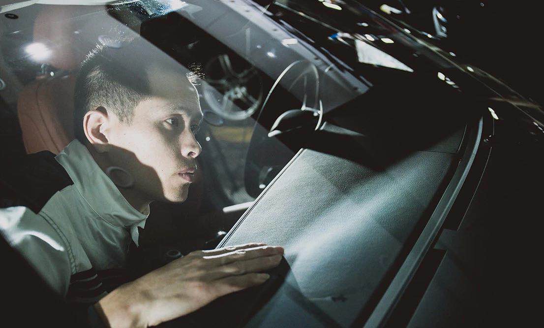 汽车贴完膜不平整,汽车贴膜后注意什么才能不起泡