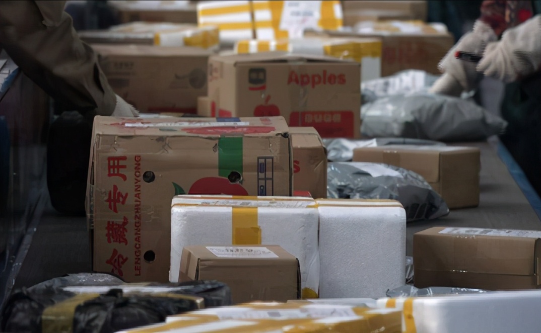 网购特价衣服不退不换合法吗,网购衣服不合身退货谁承担邮费