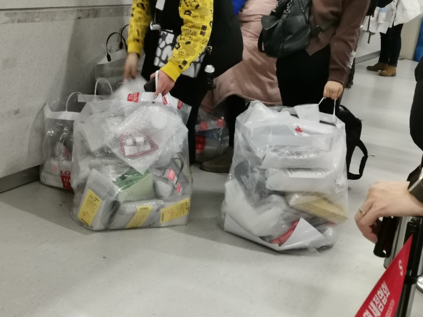 在济州岛机场,有群特殊的人群,每天都在做同一件事情