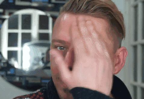 爱出油的皮肤怎么办,皮肤有痘出油用啥粉底