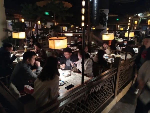 品美食、撸串、逛商场，上海“夜经济”烟火气回来了！