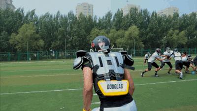 被勒令退学的小恶霸，12年后成了为国争光的英雄：是什么成就了他