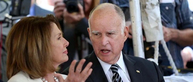 美国政坛一姐，手撕特朗普成日常，81岁仍坚守“*华反**战线”