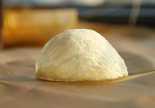 燕窝的颜色发白还是发黄,炖好的燕窝发黄还能吃吗